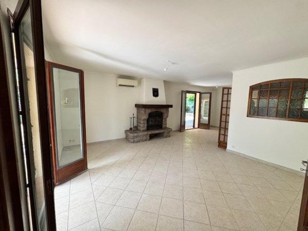 Villa T4 avec deux garages et véranda.