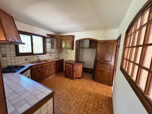 Villa T4 avec deux garages et véranda.