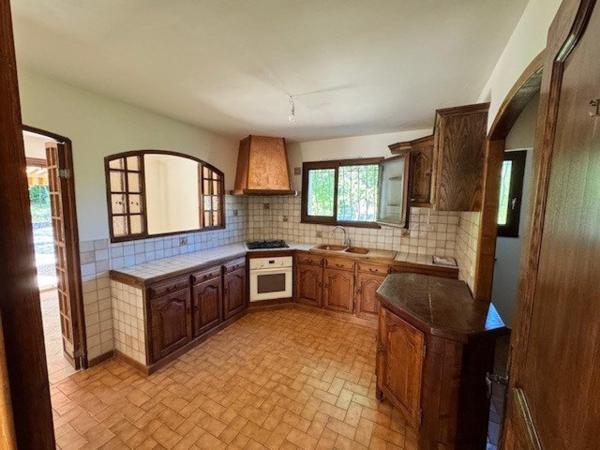 Villa T4 avec deux garages et véranda.