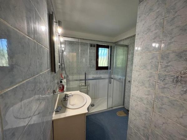 Villa T4 avec deux garages et véranda.