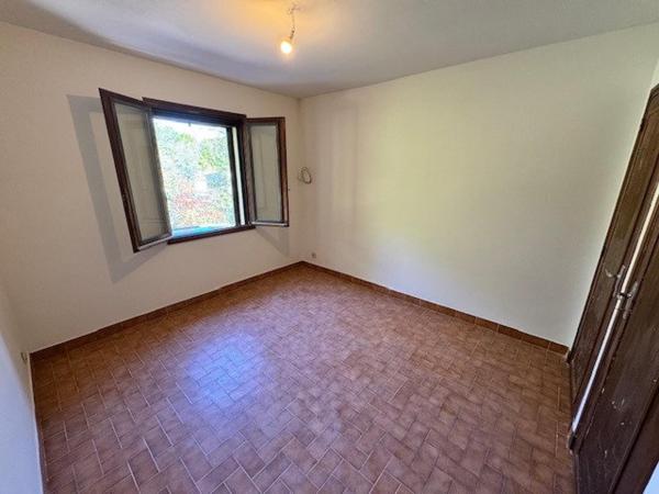 Villa T4 avec deux garages et véranda.