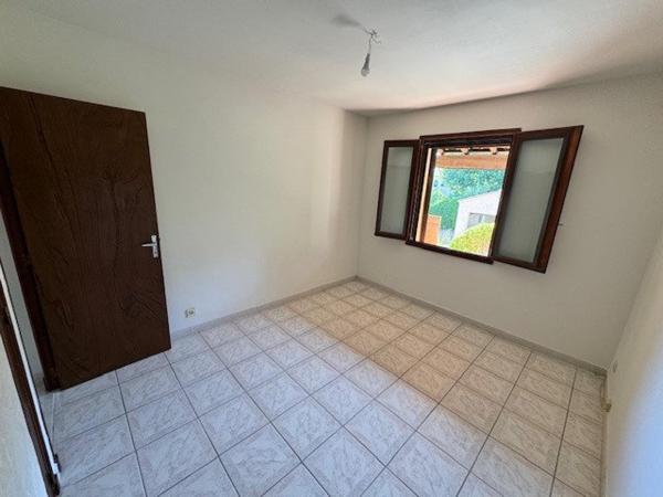 Villa T4 avec deux garages et véranda.