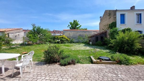 Angoulême Bussatte, maison atypique de 250 m² avec jardin de 500 m² 643 000 €