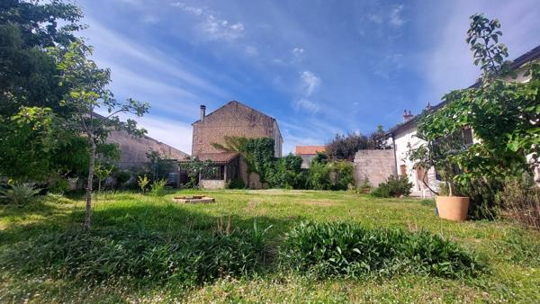 Angoulême Bussatte, maison atypique de 250 m² avec jardin de 500 m² 643 000 €