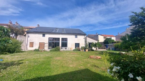 Angoulême Bussatte, maison atypique de 250 m² avec jardin de 500 m² 643 000 €