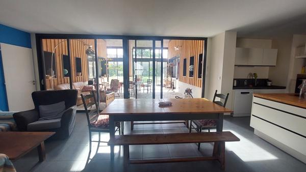 Angoulême Bussatte, maison atypique de 250 m² avec jardin de 500 m² 643 000 €