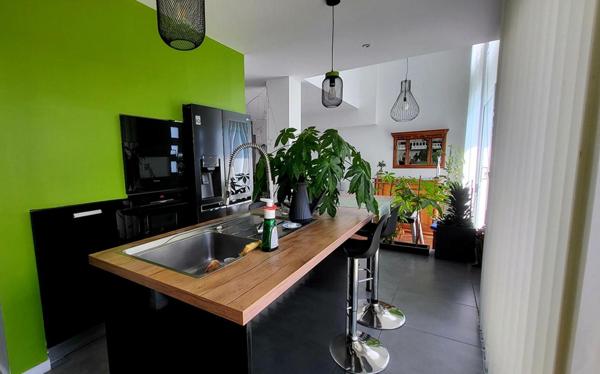 BELLE MAISON DE VILLE  125 M² PISCINE TERRASSES ET GARAGE