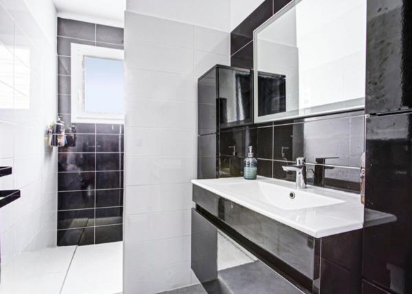 BELLE MAISON DE VILLE  125 M² PISCINE TERRASSES ET GARAGE