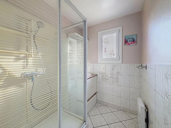 Coup de coeur ! Pavillon indépendant vivable de plain pied, dans le centre ville de Villeparisis - 5 chambres - 1 bureau - jardin et sous-sol total.