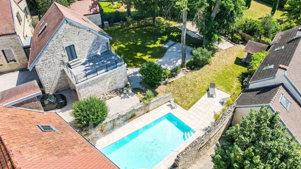 DIJON - Ancienne bâtisse en pierres, restaurée, avec piscine chauffée, pétanque, garage