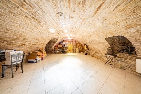 DIJON - Ancienne bâtisse en pierres, restaurée, avec piscine chauffée, pétanque, garage