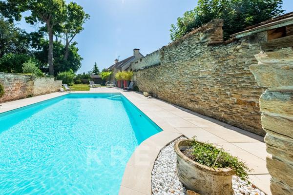DIJON - Ancienne bâtisse en pierres, restaurée, avec piscine chauffée, pétanque, garage