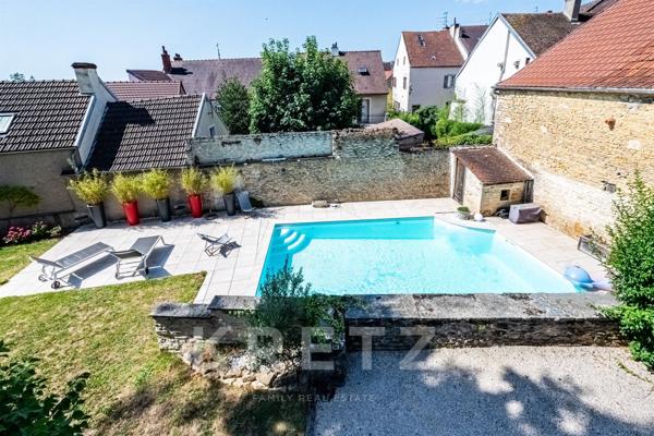 DIJON - Ancienne bâtisse en pierres, restaurée, avec piscine chauffée, pétanque, garage