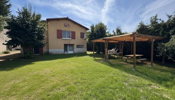 A VENDRE MAISON DE STYLE BASQUE AVEC JARDIN A PROXIMITE DES COMMODITES
