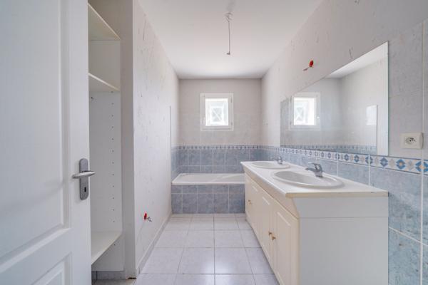 Blaye (33390) Maison 4 pièces de 90m2 habitables avec garage attenant sur parcelle de 755m2