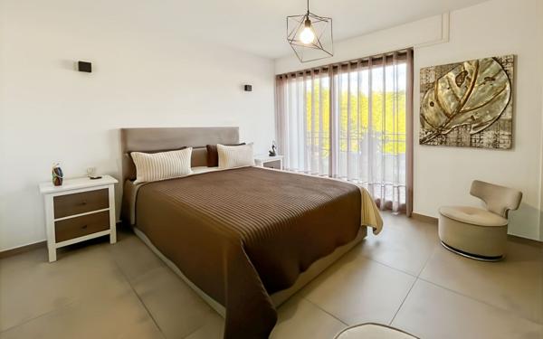 Appartement à vendre    3 pièces • 70,29 m2 Saint-Raphaël