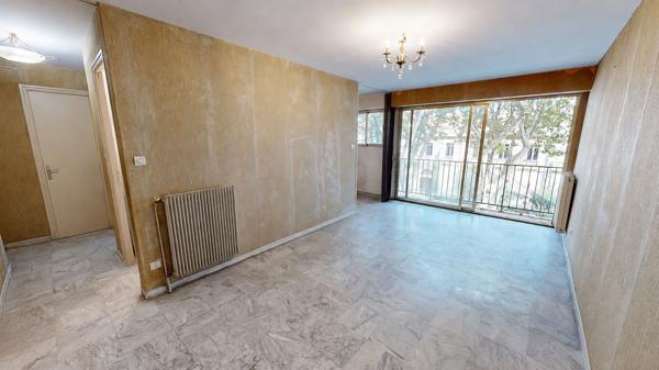 NARBONNE CENTRE - APPARTEMENT À RÉNOVER AVEC BALCON FILANT ET CAVE