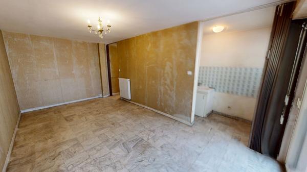 NARBONNE CENTRE - APPARTEMENT À RÉNOVER AVEC BALCON FILANT ET CAVE