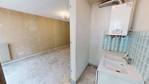 NARBONNE CENTRE - APPARTEMENT À RÉNOVER AVEC BALCON FILANT ET CAVE
