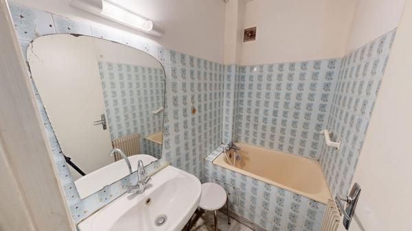 NARBONNE CENTRE - APPARTEMENT À RÉNOVER AVEC BALCON FILANT ET CAVE