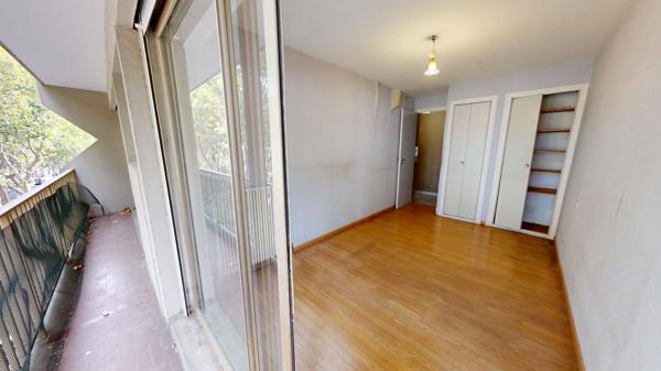 NARBONNE CENTRE - APPARTEMENT À RÉNOVER AVEC BALCON FILANT ET CAVE