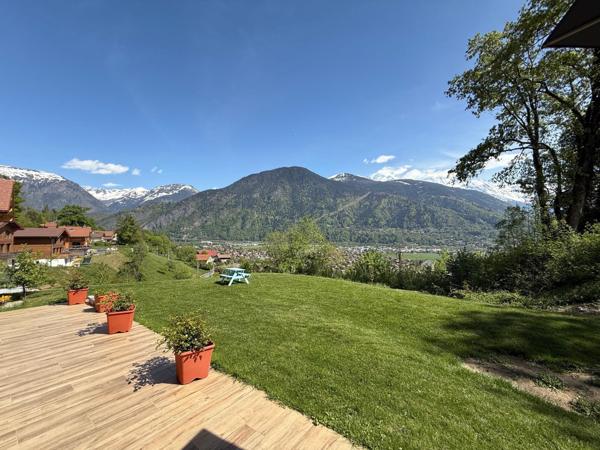 Et si vous preniez votre petit déjeuner face à une vue panoramique sur les montagne.