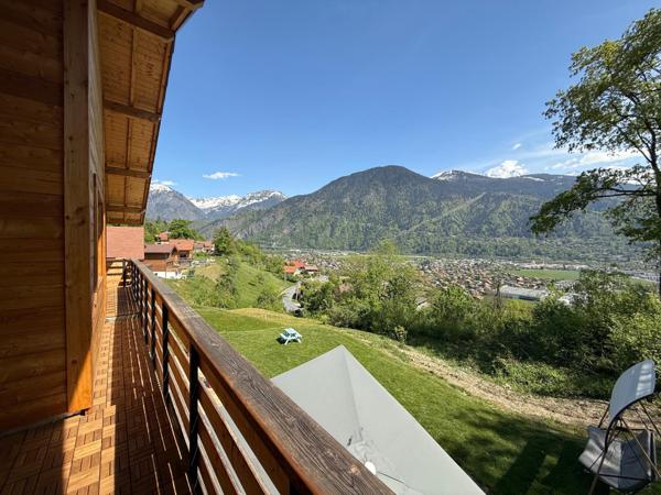 Et si vous preniez votre petit déjeuner face à une vue panoramique sur les montagne.