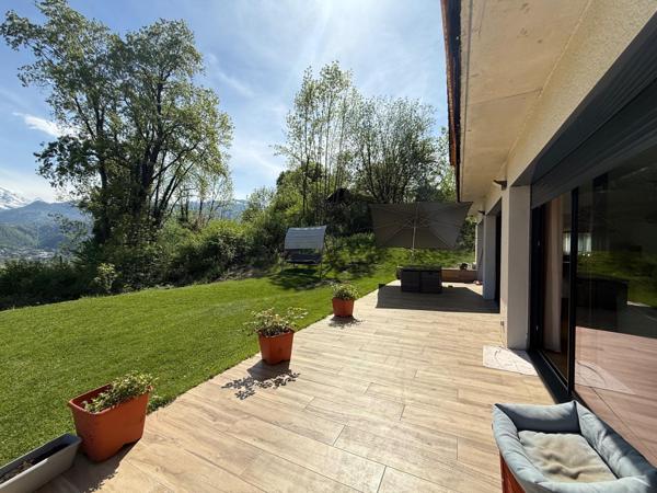 Et si vous preniez votre petit déjeuner face à une vue panoramique sur les montagne.