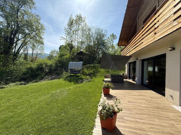 Et si vous preniez votre petit déjeuner face à une vue panoramique sur les montagne.