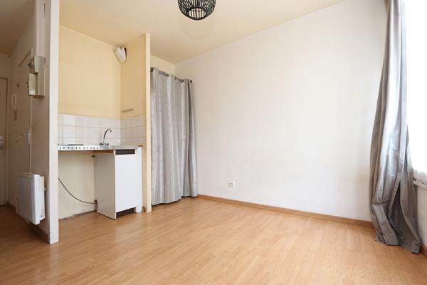 Studio situé en plein centre-ville, proximité immédiate des commerces et des bus