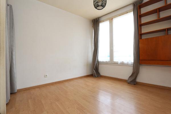 Studio situé en plein centre-ville, proximité immédiate des commerces et des bus