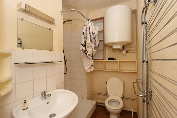 Studio situé en plein centre-ville, proximité immédiate des commerces et des bus