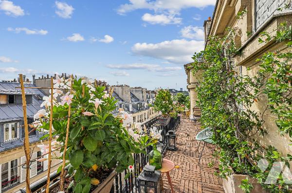 PARIS 8ᵉ – RUE TRONCHET – APPARTEMENT VENDU LOUÉ – 107,5 M² – TERRASSE – 6ᵉ ÉTAGE