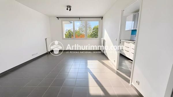Vente                                                      Appartement
                        
                     3 pièces                      60 m2                     à Saint-Pierre-du-Perray