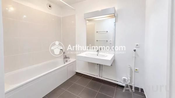 Vente                                                      Appartement
                        
                     3 pièces                      60 m2                     à Saint-Pierre-du-Perray