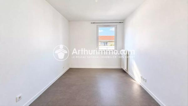 Vente                                                      Appartement
                        
                     3 pièces                      60 m2                     à Saint-Pierre-du-Perray