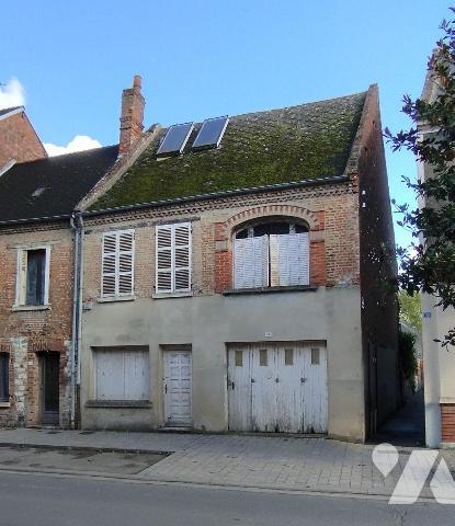 Maison semi-mitoyenne de 120m² habitables à vendre à CRECY SUR SERRE, comprenant au rez-de-chau...
