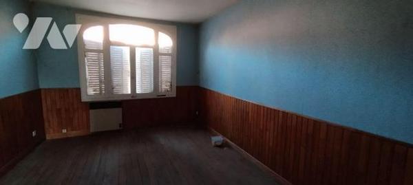 Maison semi-mitoyenne de 120m² habitables à vendre à CRECY SUR SERRE, comprenant au rez-de-chau...