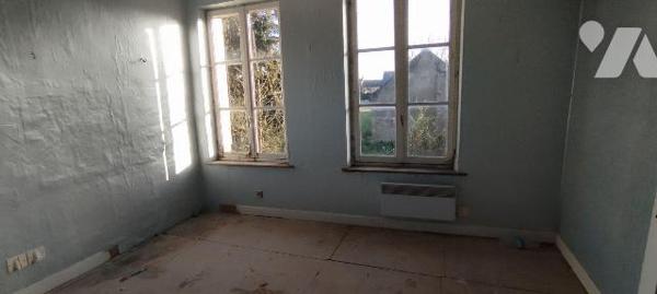 Maison semi-mitoyenne de 120m² habitables à vendre à CRECY SUR SERRE, comprenant au rez-de-chau...