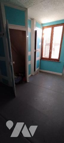 Maison semi-mitoyenne de 120m² habitables à vendre à CRECY SUR SERRE, comprenant au rez-de-chau...