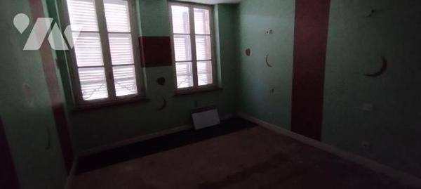 Maison semi-mitoyenne de 120m² habitables à vendre à CRECY SUR SERRE, comprenant au rez-de-chau...