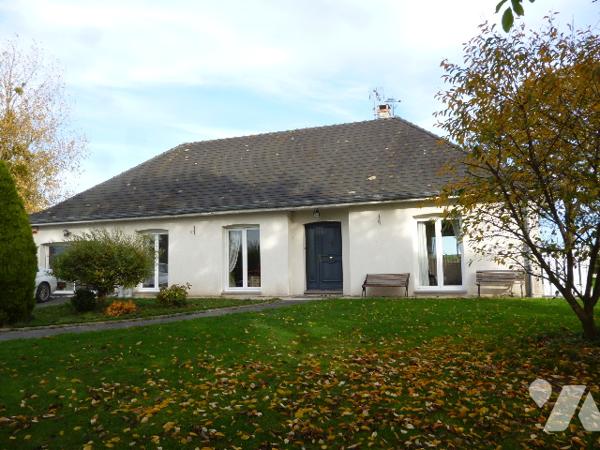 Pavillon plain pied 125 m². 
Hangar.
Terrain sur 4698 m²