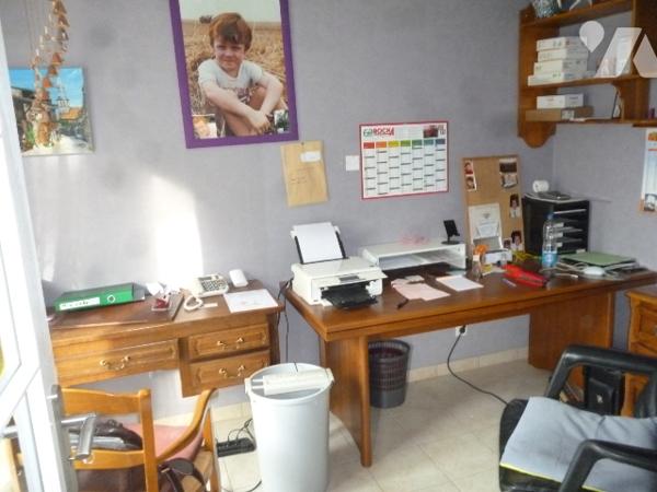 Pavillon plain pied 125 m². 
Hangar.
Terrain sur 4698 m²