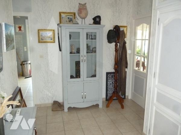 Pavillon plain pied 125 m². 
Hangar.
Terrain sur 4698 m²