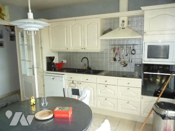 Pavillon plain pied 125 m². 
Hangar.
Terrain sur 4698 m²