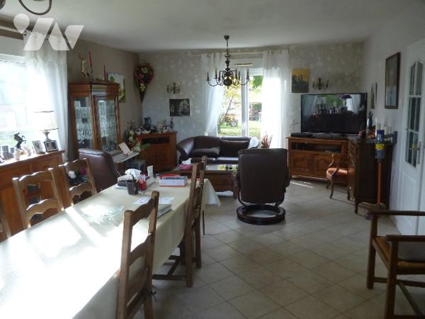 Pavillon plain pied 125 m². 
Hangar.
Terrain sur 4698 m²