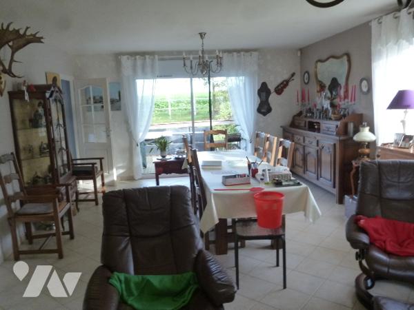 Pavillon plain pied 125 m². 
Hangar.
Terrain sur 4698 m²