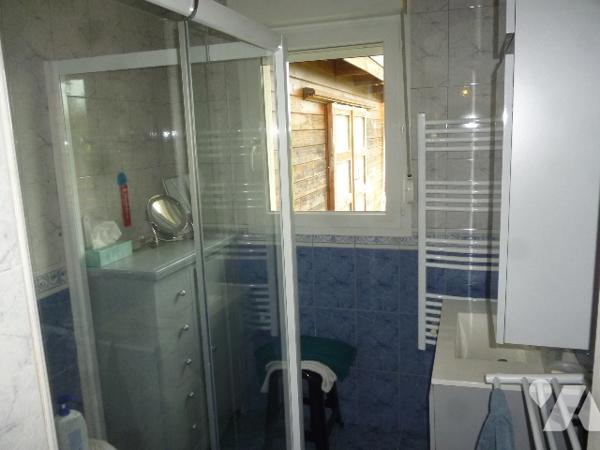 Pavillon plain pied 125 m². 
Hangar.
Terrain sur 4698 m²