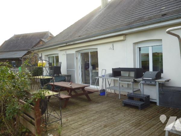 Pavillon plain pied 125 m². 
Hangar.
Terrain sur 4698 m²