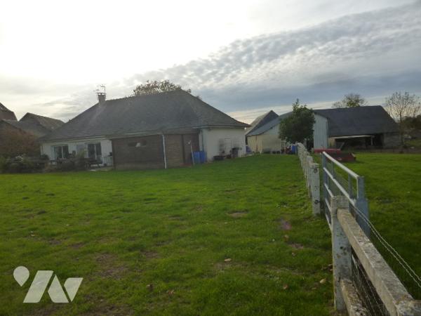 Pavillon plain pied 125 m². 
Hangar.
Terrain sur 4698 m²